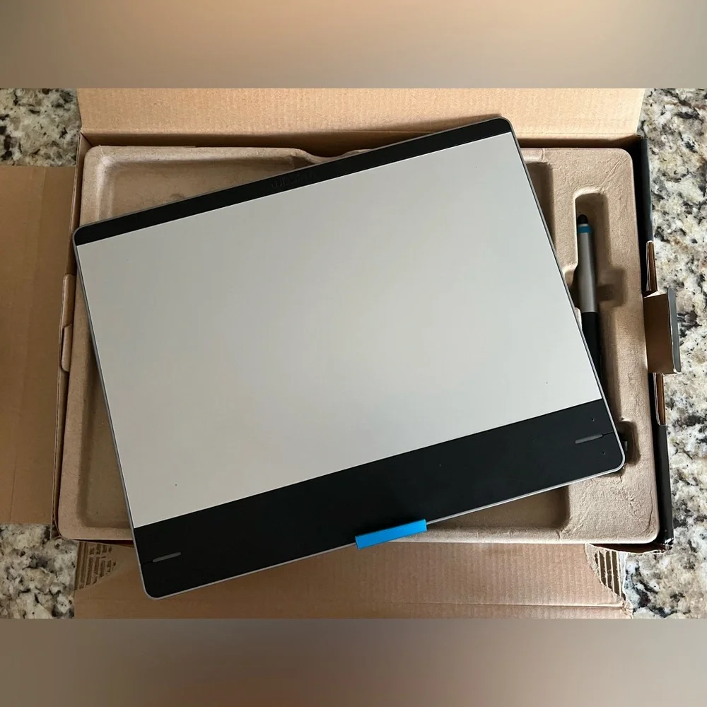NEW!! Wacom Intuos Creative Pen & Touch Tablet - CTH680 - Picture 6 of 7